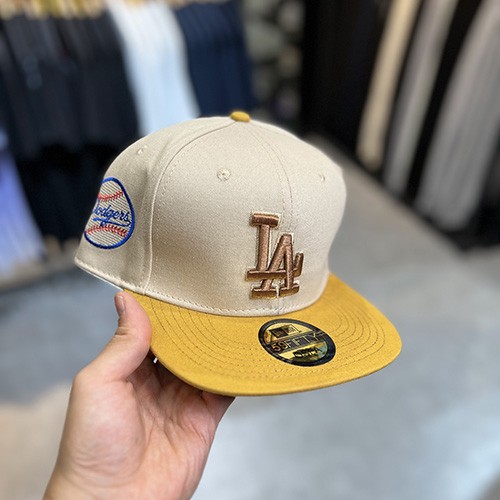 کلاه کپ فیت بک نیو ارا (NEW ERA LA) کرمی سایز (1/4)7 (57.7 CM)